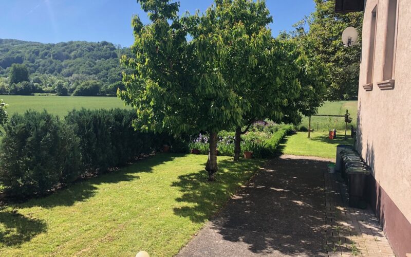 mit schöner Außenanlage