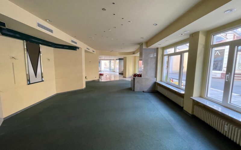 Cafe mit Blick zum Eingangsbereich