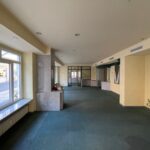 Blick vom Eingangsbereich zu Cafe und Nebenzimmer