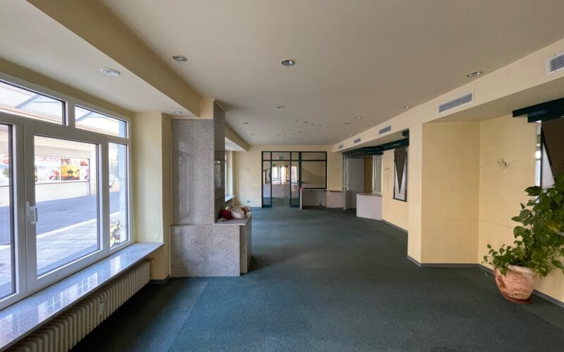 Blick vom Eingangsbereich zu Cafe und Nebenzimmer