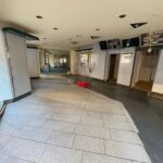 Eingangsbereich mit Blick zum Cafe und Nebenzimmer