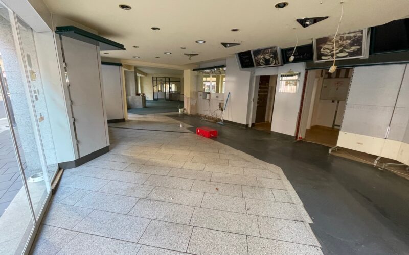 Eingangsbereich mit Blick zum Cafe und Nebenzimmer