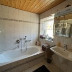 Badezimmer in der Wohnung im EG des Altbaues