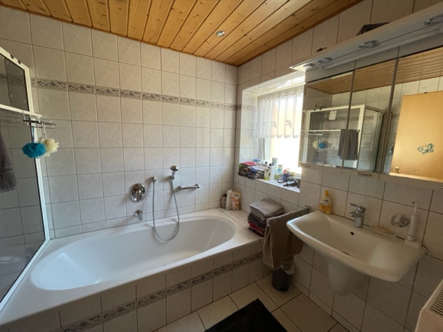 Badezimmer in der Wohnung im EG des Altbaues