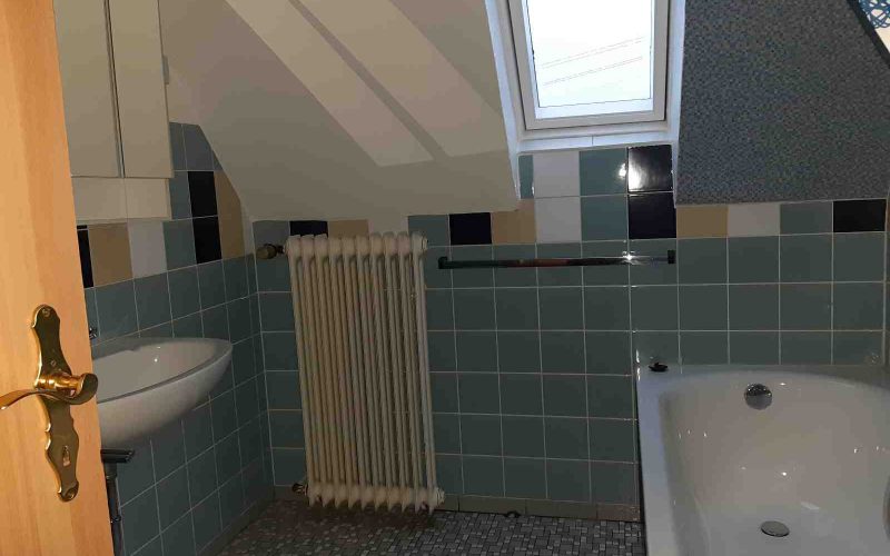 Badezimmer in der Wohnung im DG des Altbaues