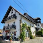 Hofansicht zur umgebauten Scheune