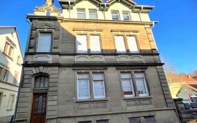 Straßenansicht mit der historischen Sandsteinfassade