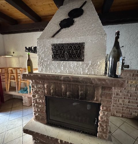 und ein Kaminofen ist auch vorhanden