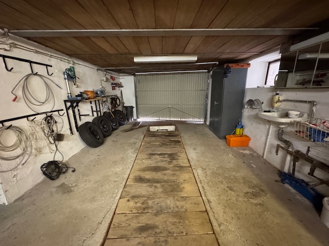 Garage mit großer Grube
