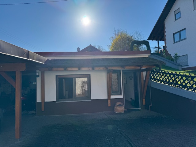 Garage mit Nutzflächen