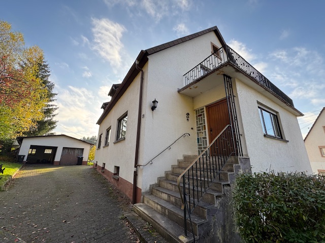 Vorderseite mit Blick zu den Garagen