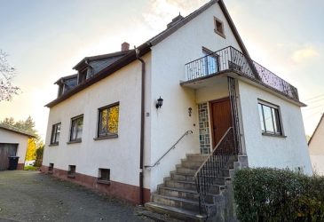 Vorderseite mit Hofeinfahrt