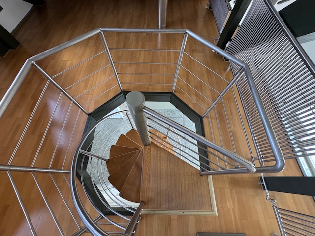 Wendeltreppe mit Edelstahlgeländer