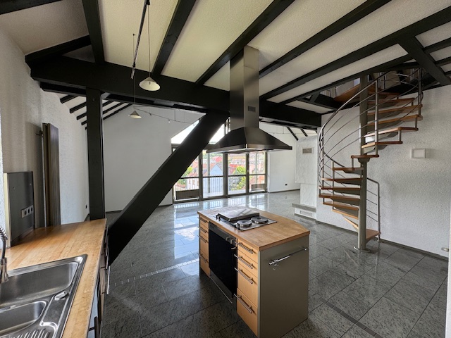 Blick von der Küche in den Wohnbereich