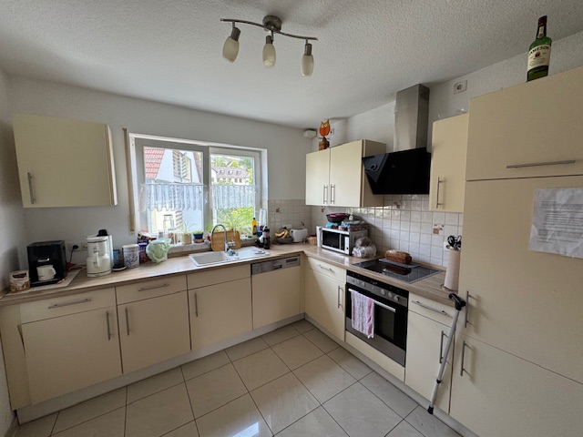 Küchenbereich mit Einbauküche