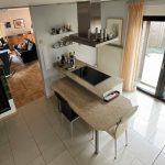 Küche mit Blick zum Wohnbereich und zum Ausgang zur Terrasse