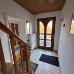 Hauseingangsbereich mit Treppenhaus