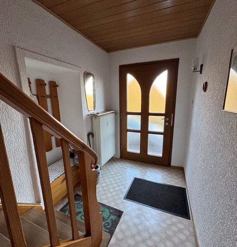 Hauseingangsbereich mit Treppenhaus