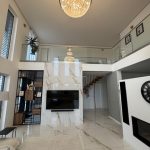 Blick vom Wohnzimmer zur Galerie im Dachgeschoss