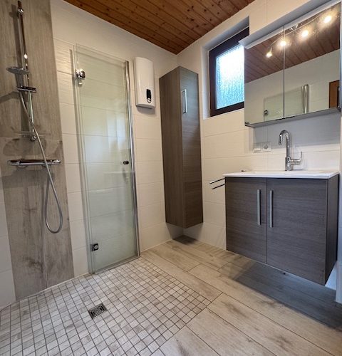 eines der beiden Bäder hier im EG