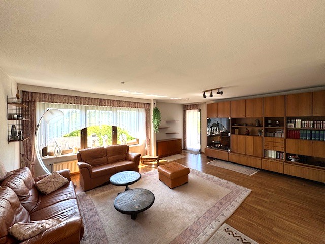 Wohnzimmer mit Panoramfenstern