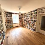 umfangreiche Bibliothek