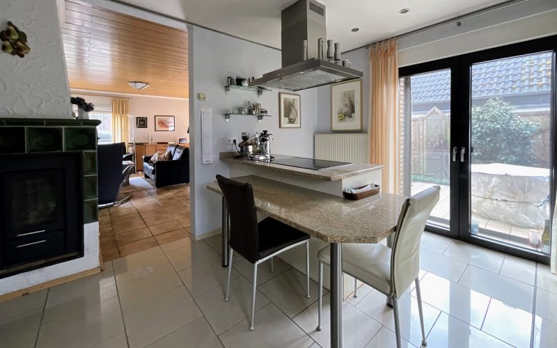 Ausschnitt von Küche mit Zugang zur Terrasse