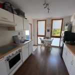 Küche mit zweigteilter Einbauküche