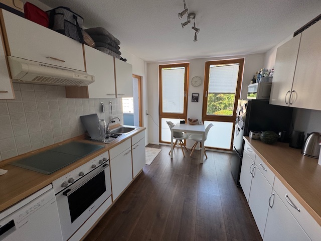 Küche mit zweigteilter Einbauküche