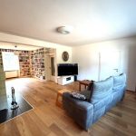 Grozügiger Wohnbereich mit separatem Lesebereich