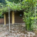 ein kleines Gartenhaus ist auich vorhanden