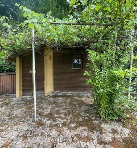 ein kleines Gartenhaus ist auich vorhanden