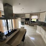 Küche mit zeitgemäß ausgestatteter Einbauküche