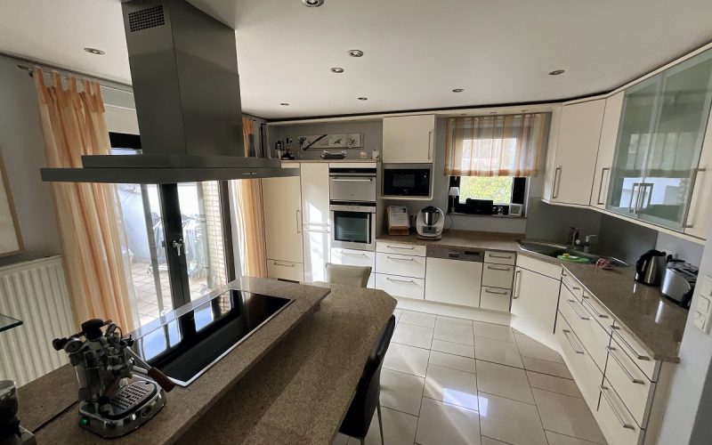 Küche mit zeitgemäß ausgestatteter Einbauküche