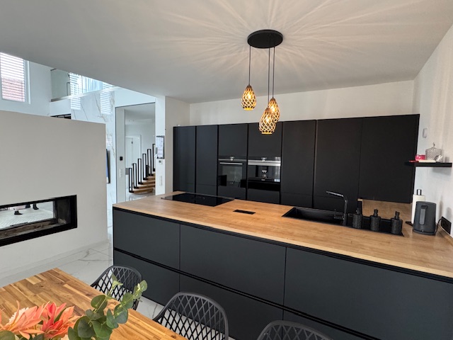 Blick vom Ess- in den Küchenbereich