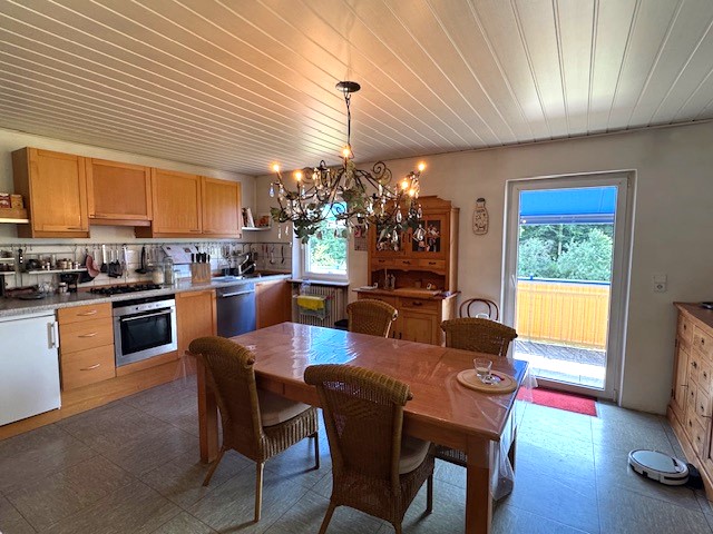 großzügige Essküche mit Zugang zum Balkon