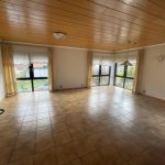 Blick in den unmöblierten Wohn-und Essbereich