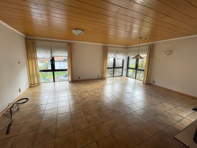 Blick in den unmöblierten Wohn-und Essbereich