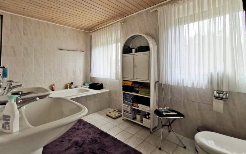 Badezimmer im DG möblierten Zustand