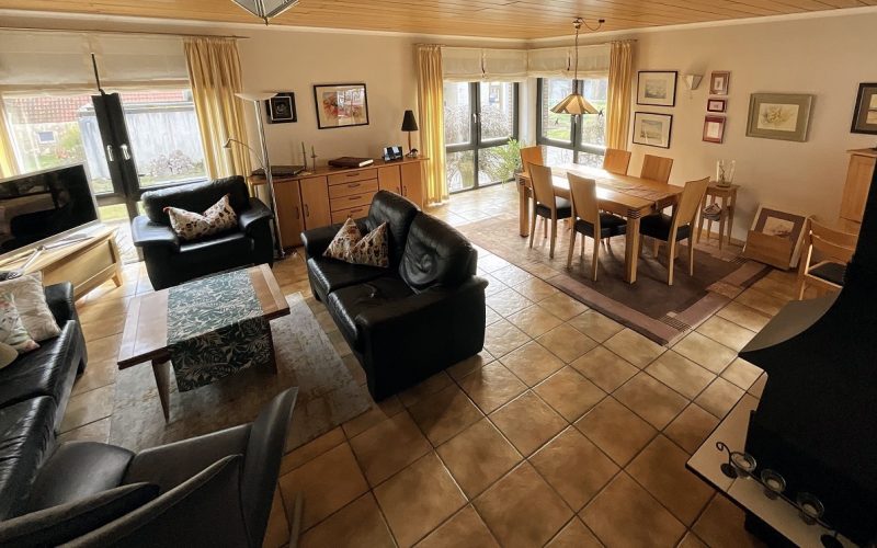 lichtdurchflutetes Wohn-und Esszimmer