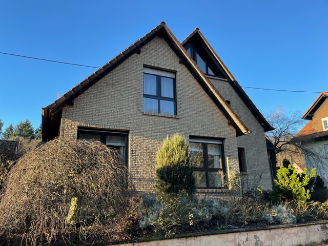 Straßenansicht der Liegenschaft