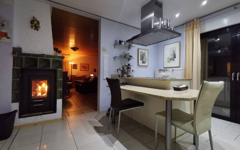 Ausschnitt von der Küche im Abendlicht