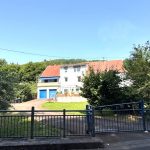 eingefriedete Hofeinfahrt