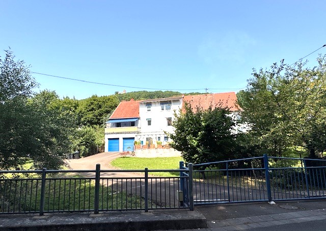 eingefriedete Hofeinfahrt