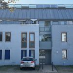 Vorderseite der Liegenschaft mit Blick zum Balkon