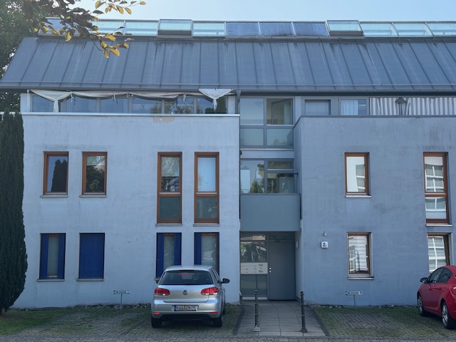 Vorderseite der Liegenschaft mit Blick zum Balkon