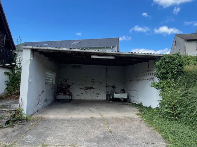 Unterstand für ihre Fahrzeuge