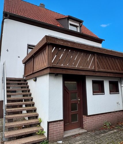 Treppe zum hochparterren Hauseingangsbereich