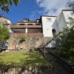 Blick zur Terrasse und Balkon