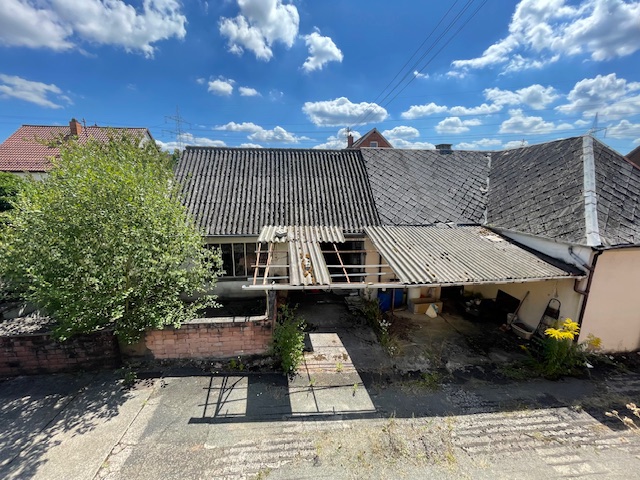 Blick über den Hof zum Nebengebäude